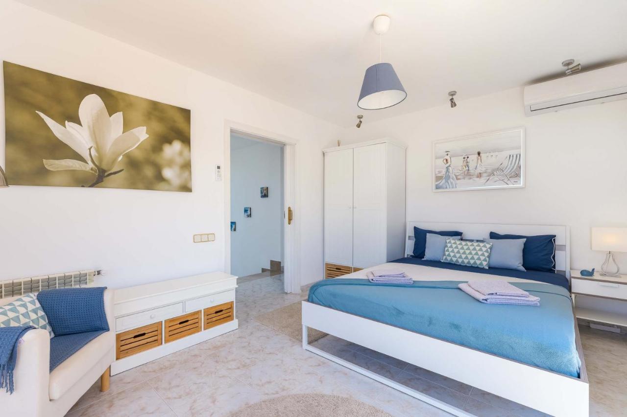 2263 Sunny With Views Over The Bay Of Palma Villa