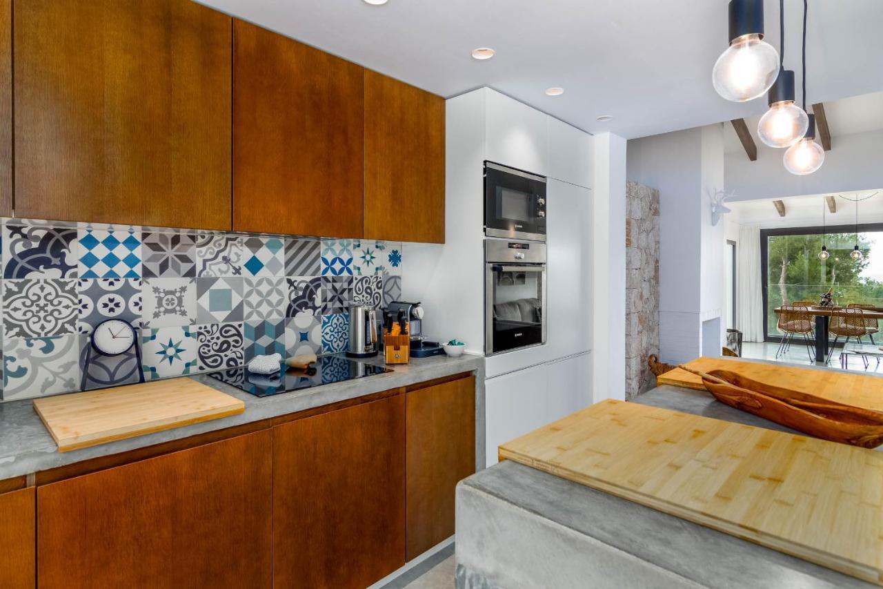 3009 - Luxurious New In Quiet Area In