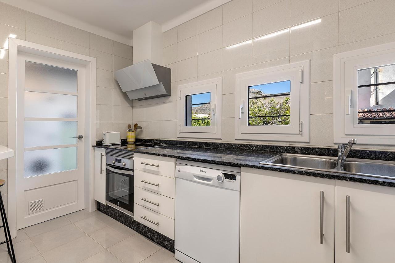 Apartment La Gola Apartment, First-line Beachfront, Newly Refurbished
