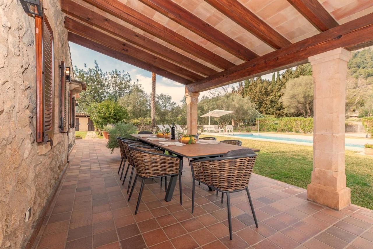 Gloria Villa *