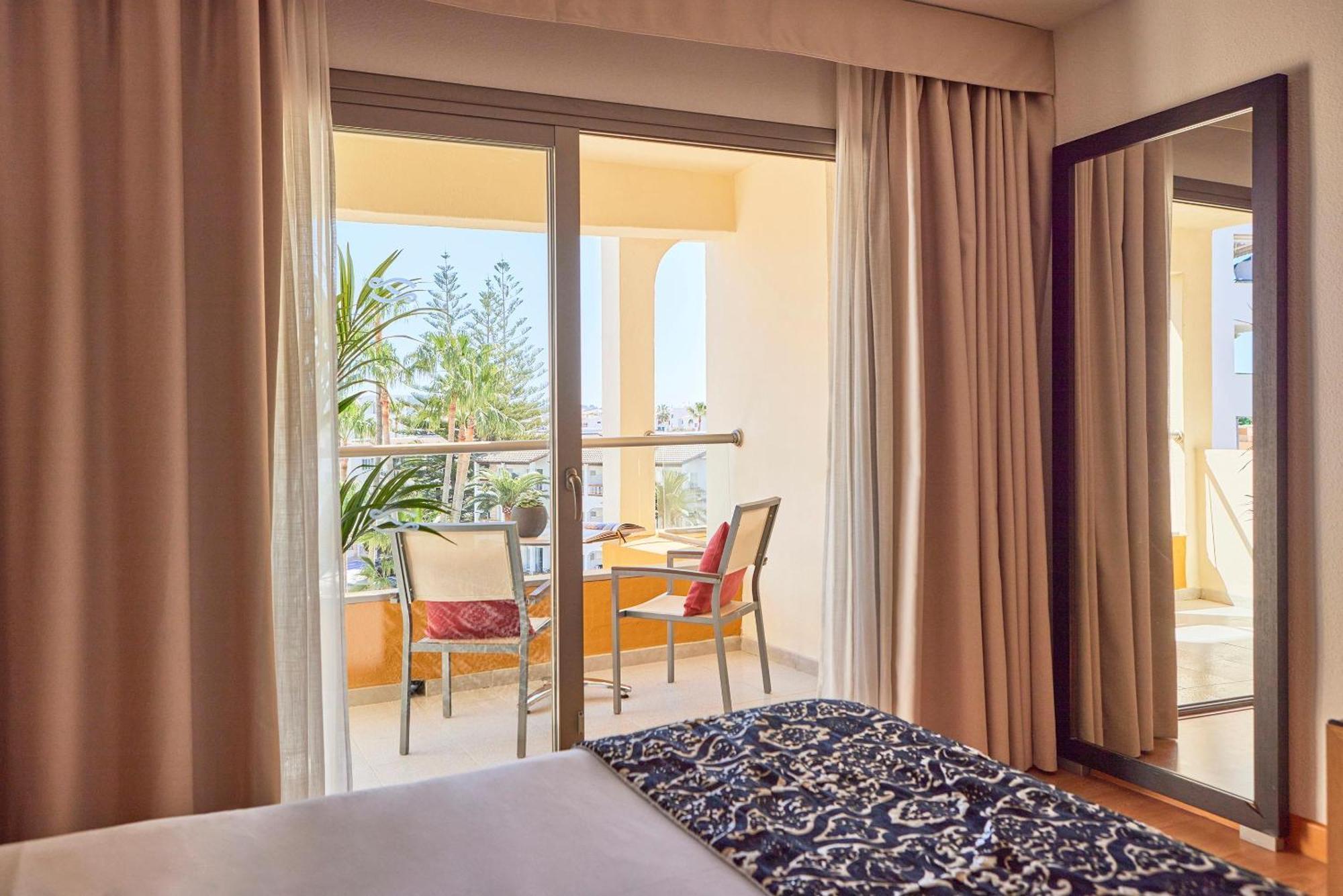 Zafiro Tropic Apartahotel 4*