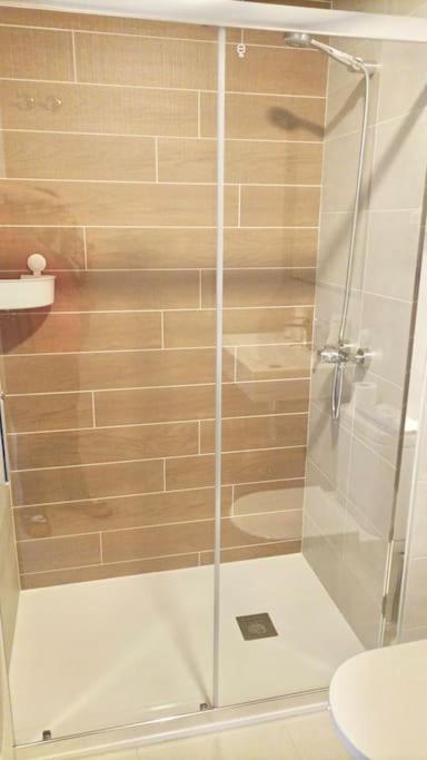Apartamento Excelente Habitacion Para Una Persona Con Bano Privado En Piso Compartido Con Una Familia *