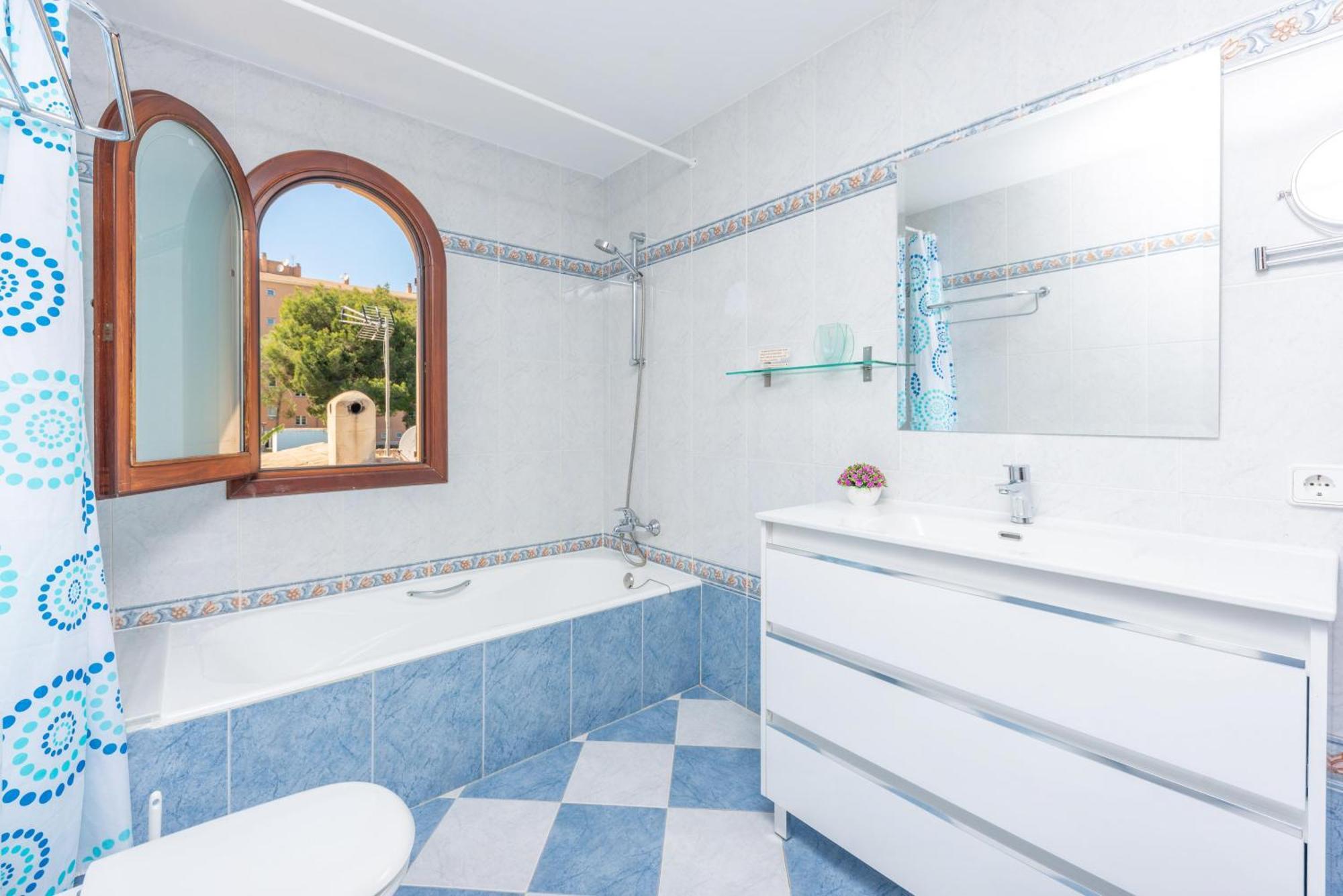 Magdalena Gomila Marimon -llac Blau- Villa Puerto de Alcúdia