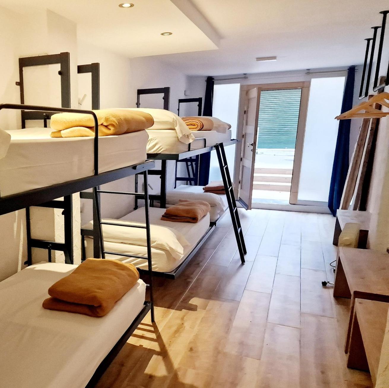 Y - Juvenil Hostal