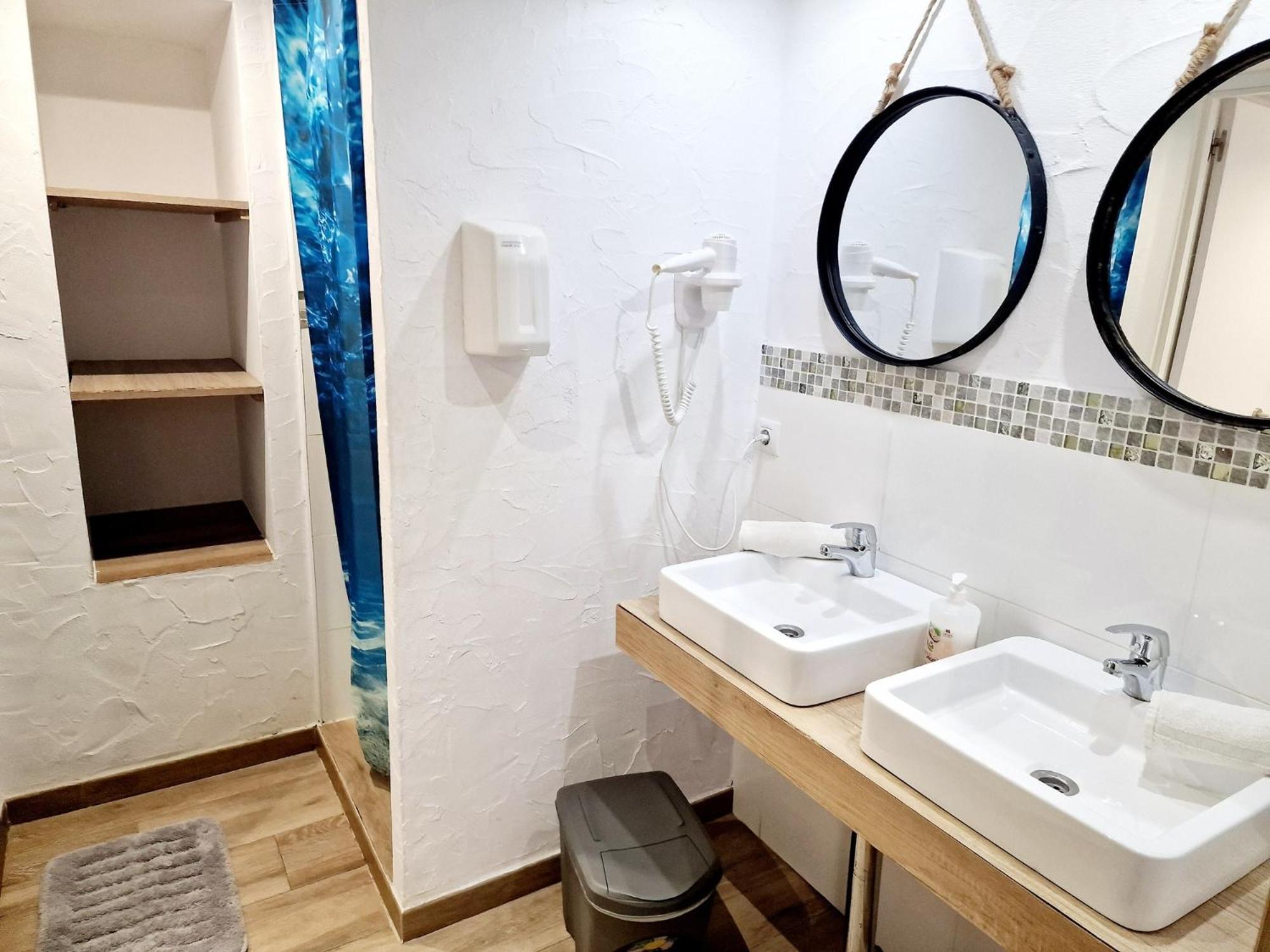 Y - Juvenil Hostal