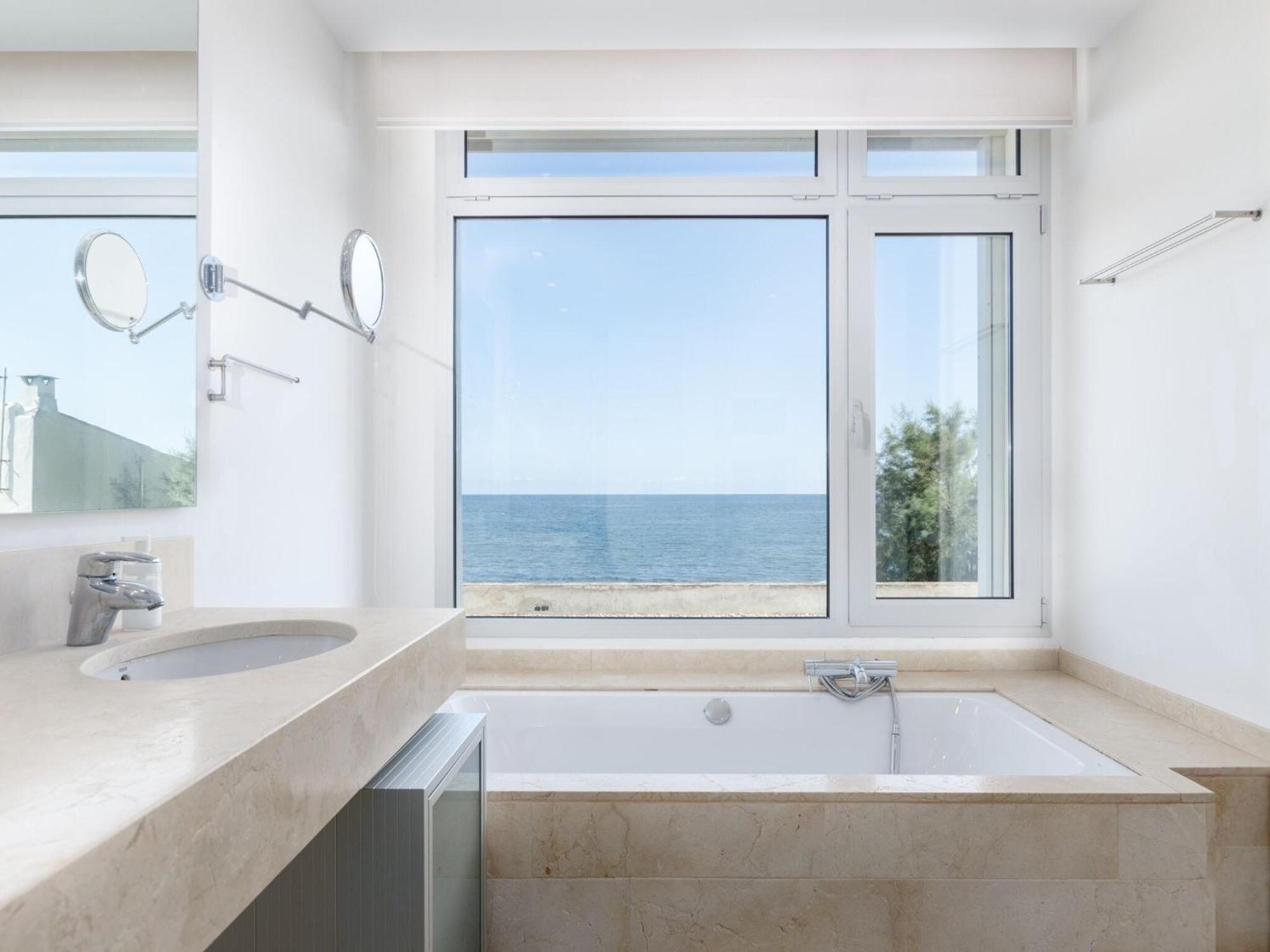 Port Nou - With Private Pool In Cala Bona *