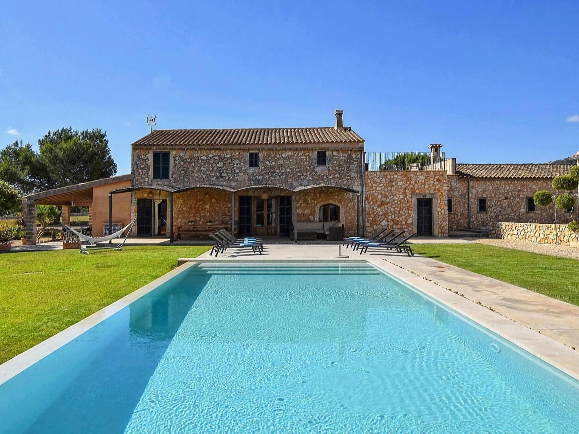 Lavish With Private Swimming Pool