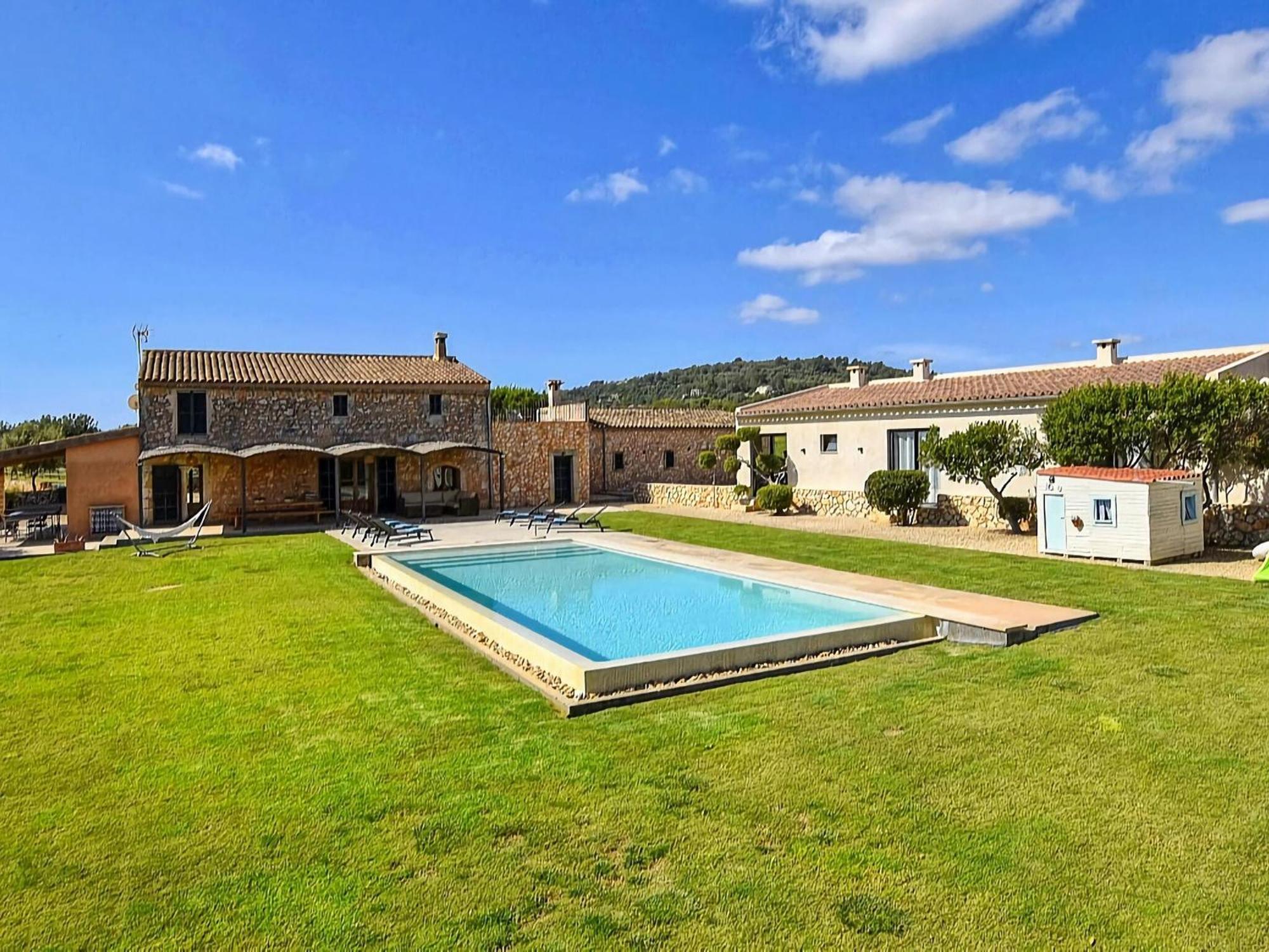 Lavish With Private Swimming Pool *