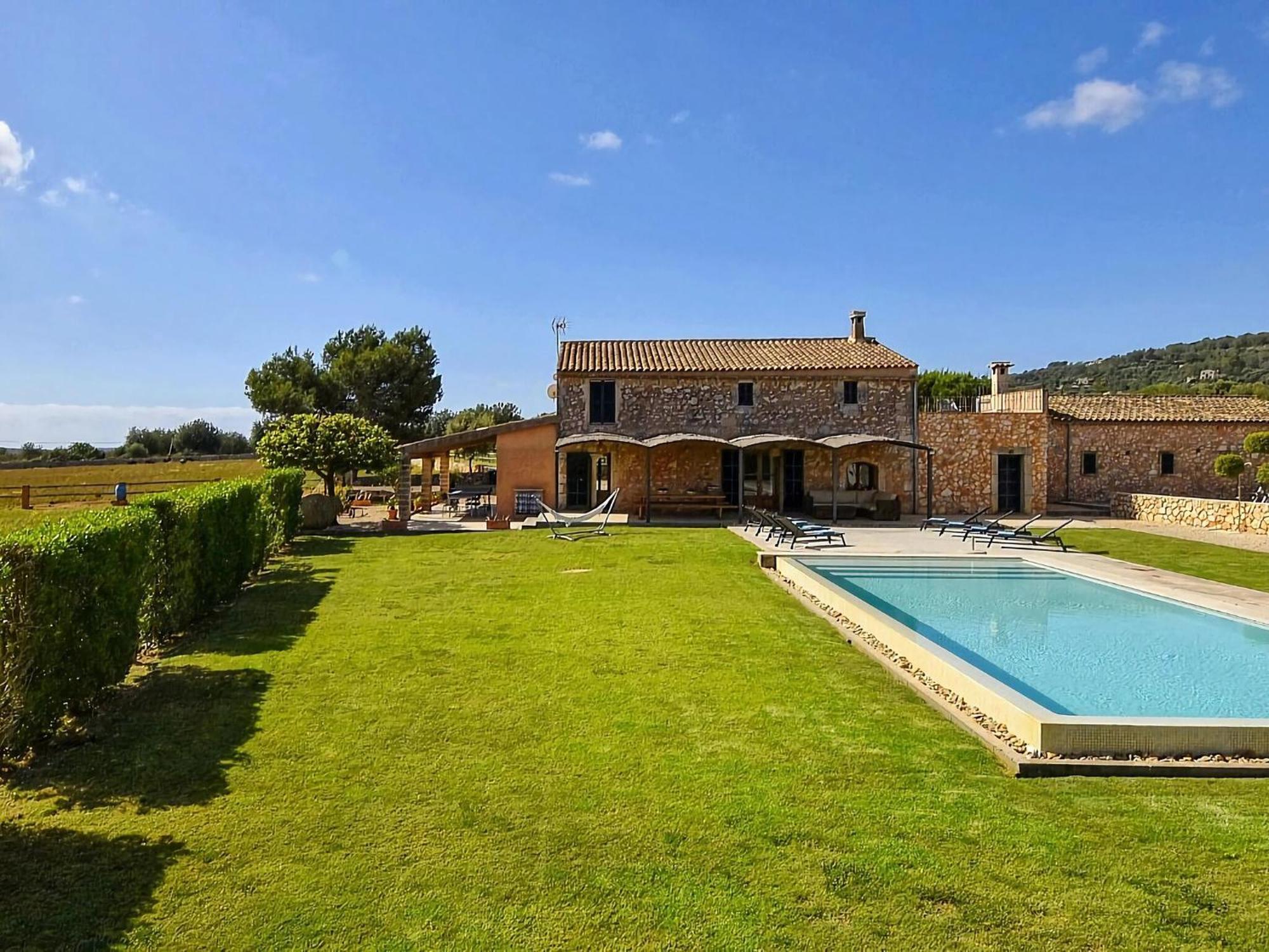 Lavish With Private Swimming Pool *