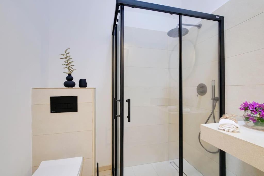Apartamento Marilla ,kueche, Stilvoll, Xxl Pool, Wifi, Klima *