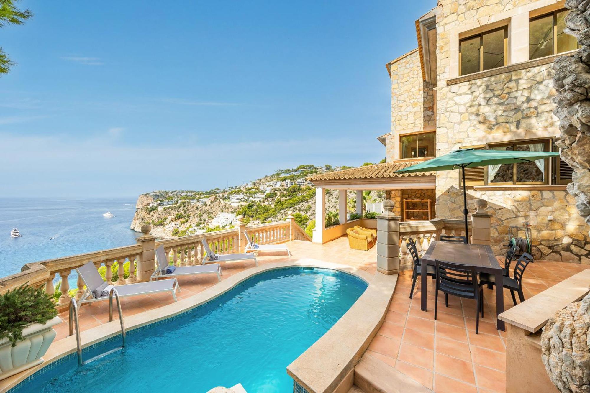 Cala Llamp Villa *