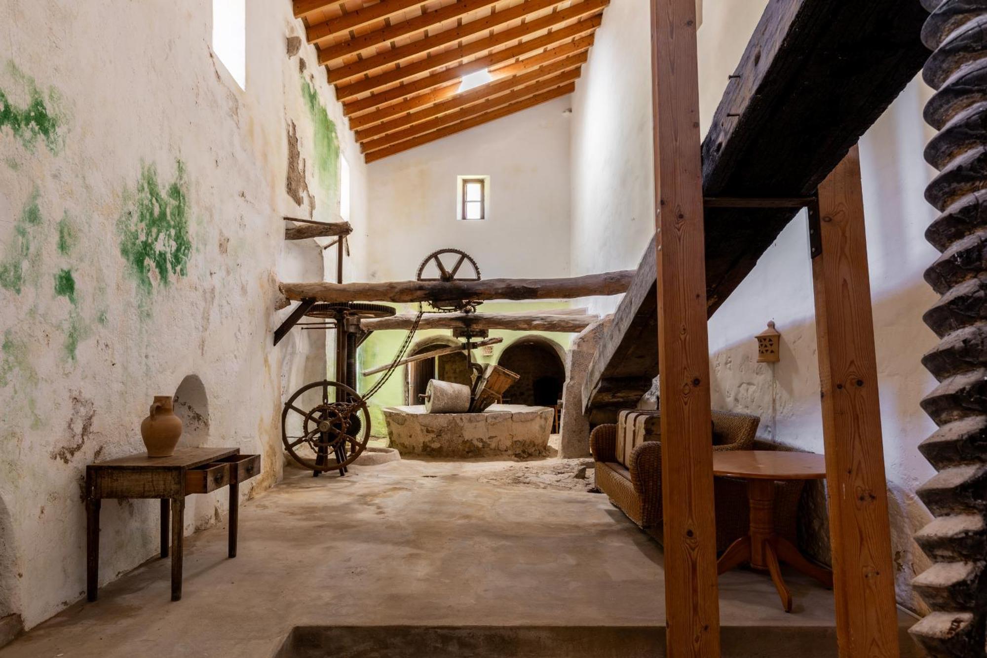 Honor - Rustic For 16 People