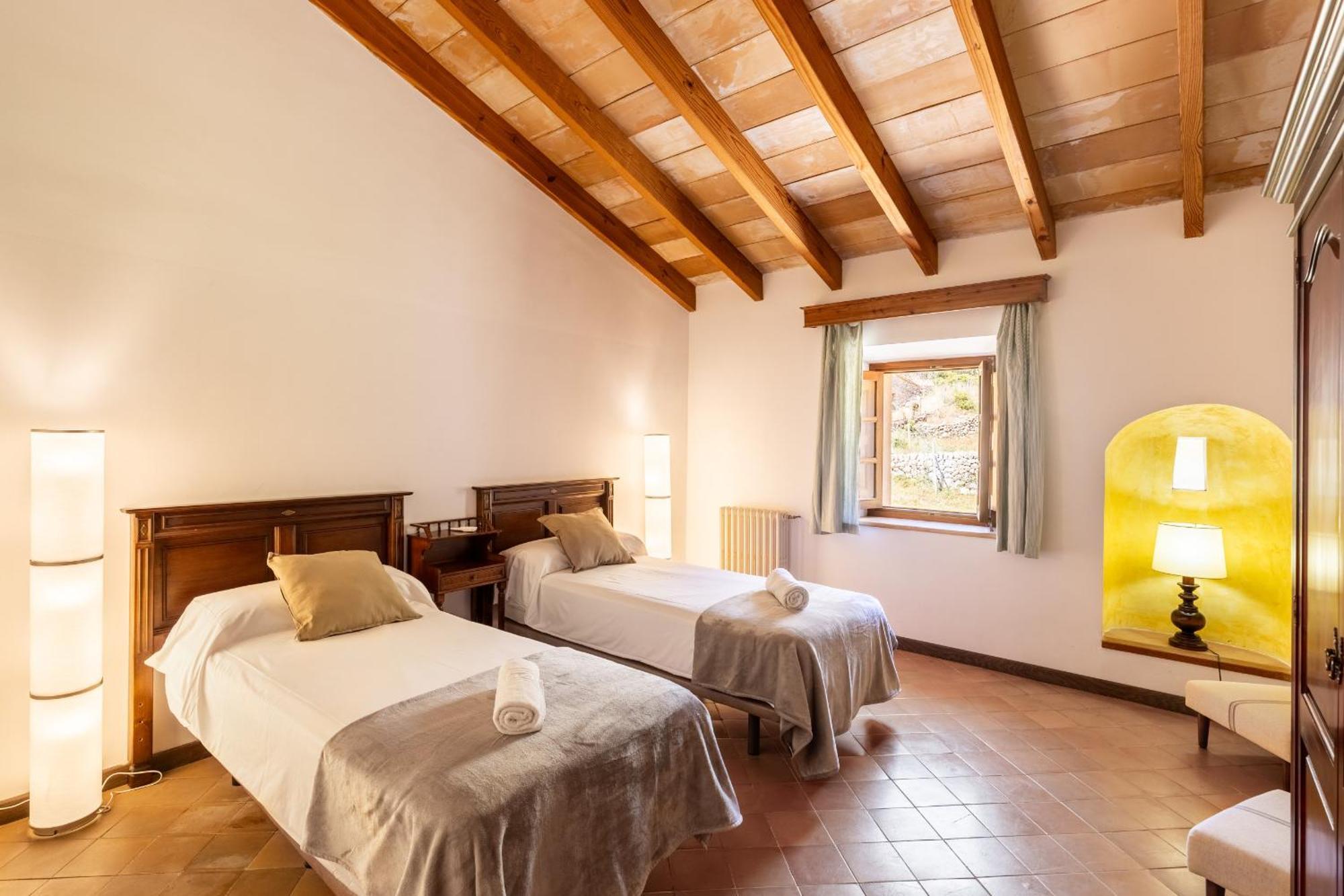 Honor - Rustic For 16 People Villa