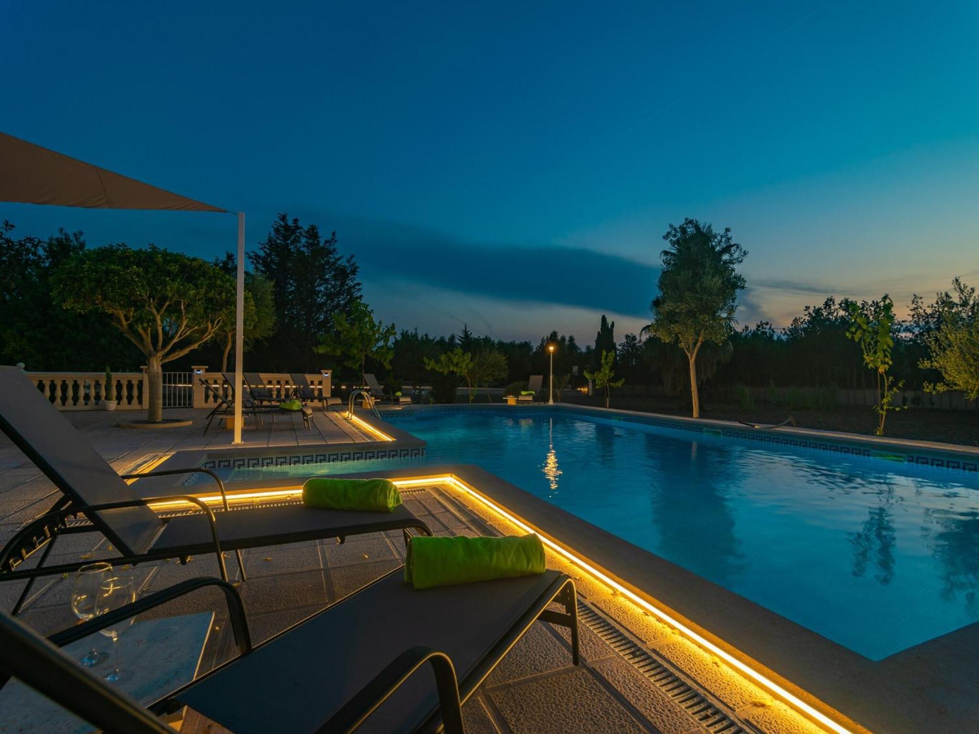 Arhu - With Private Pool In *