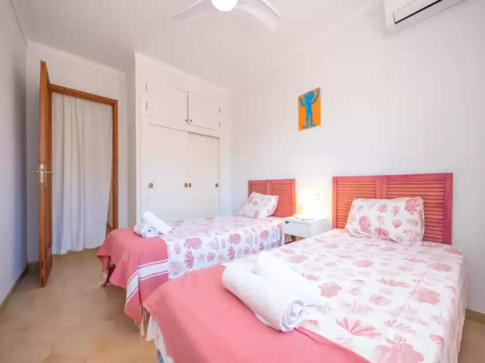 Chalet Wondrous House In Marina Manresa