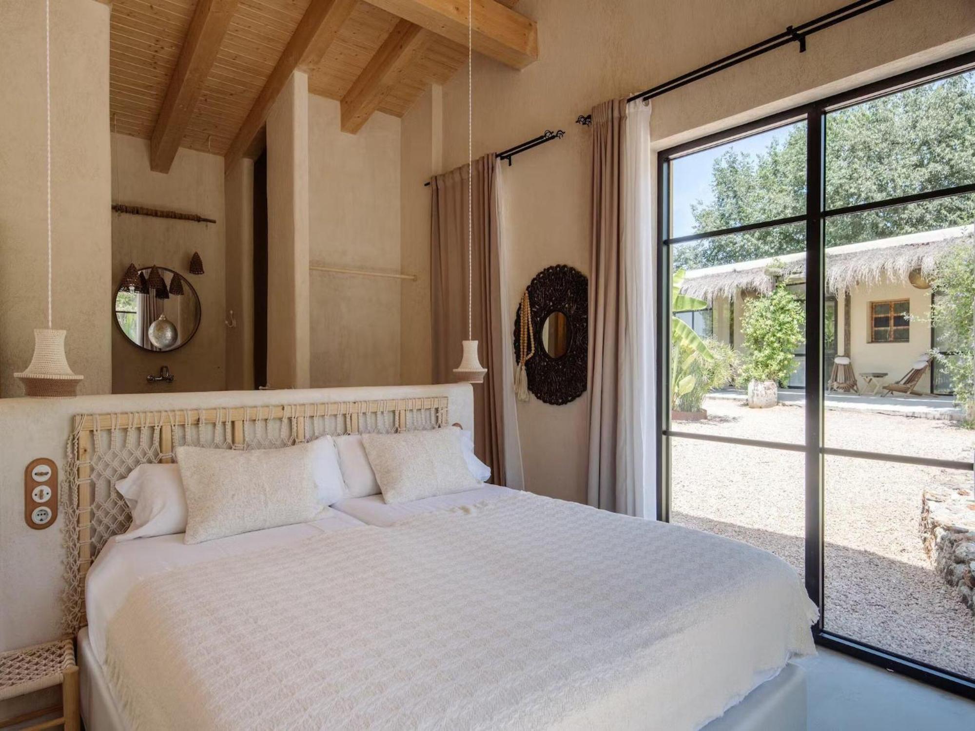 Lavish With Private Pool *