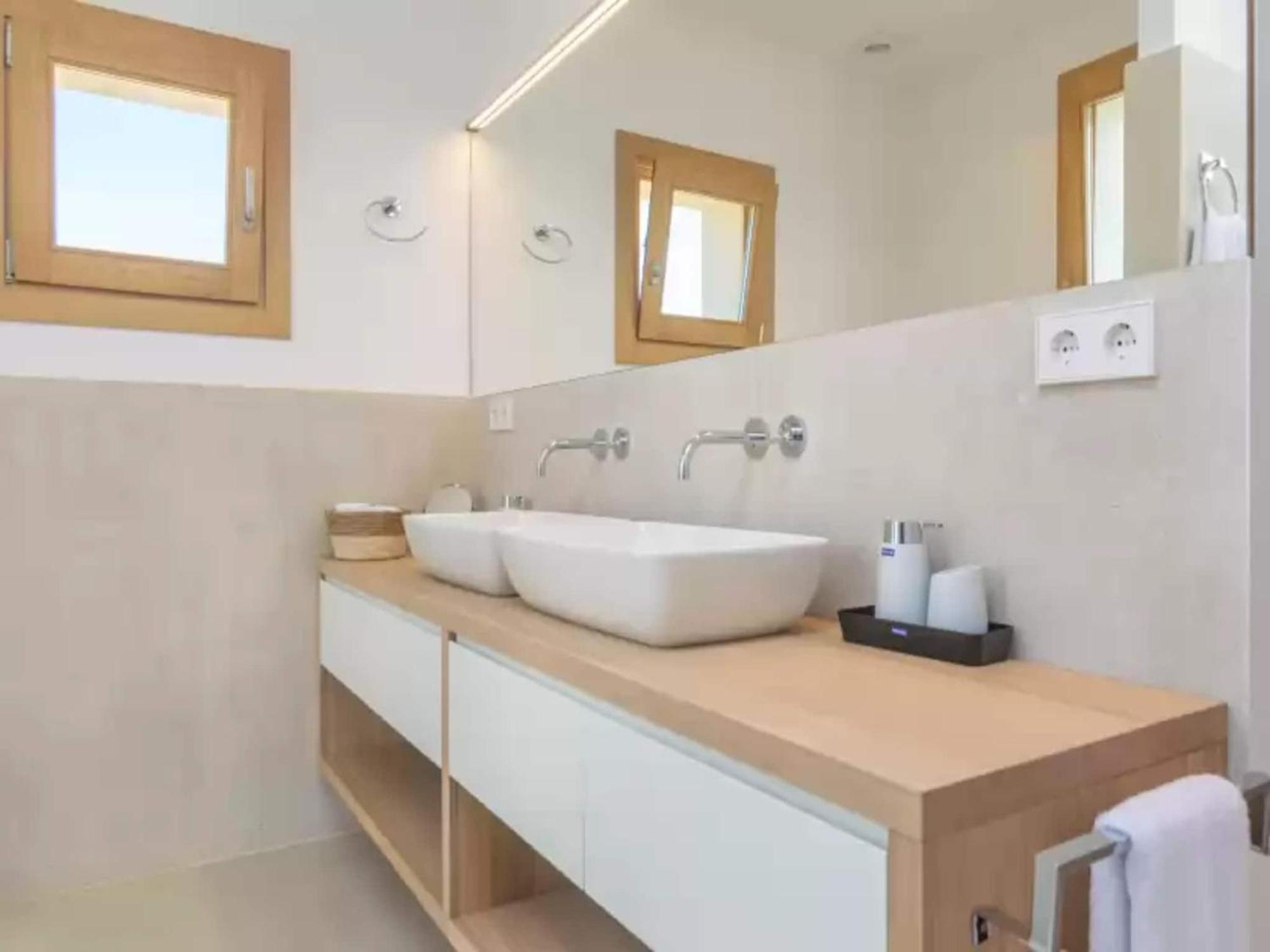 Villa With Pool Nearby