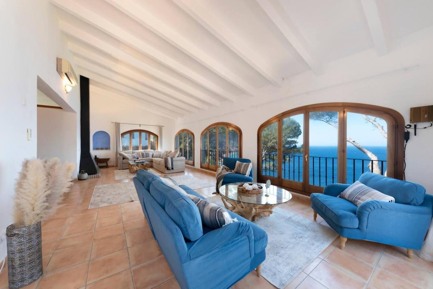 En Primera Línea De Mar Con Amplia Terraza Villa