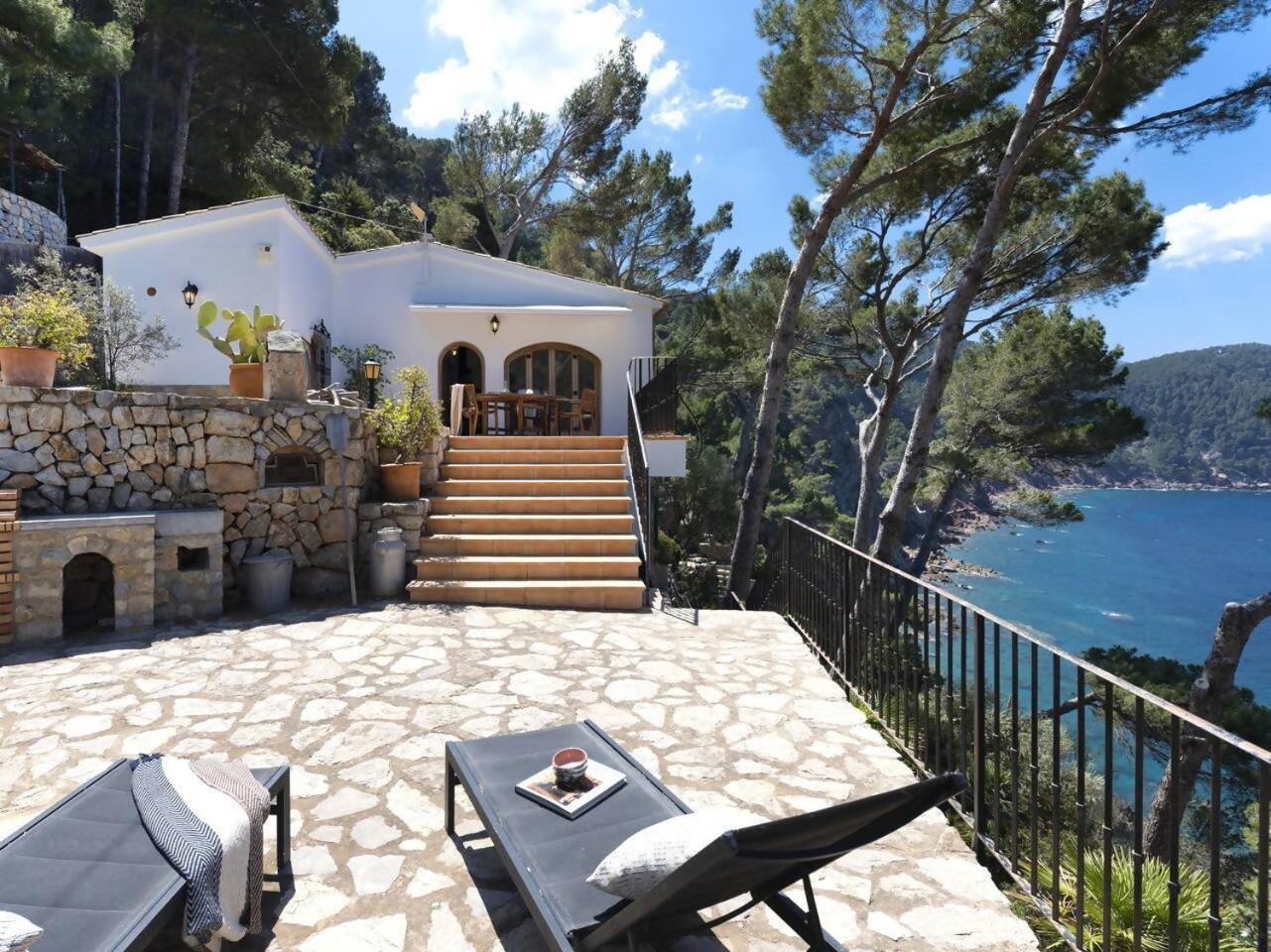 En Primera Línea De Mar Con Amplia Terraza Villa