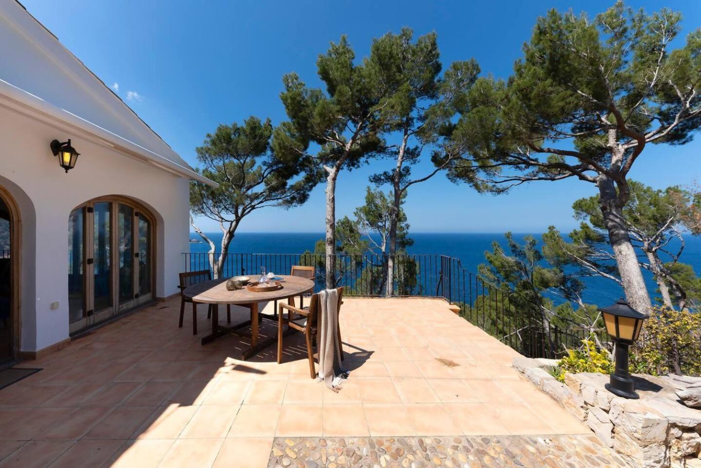 Villa En Primera Línea De Mar Con Amplia Terraza *
