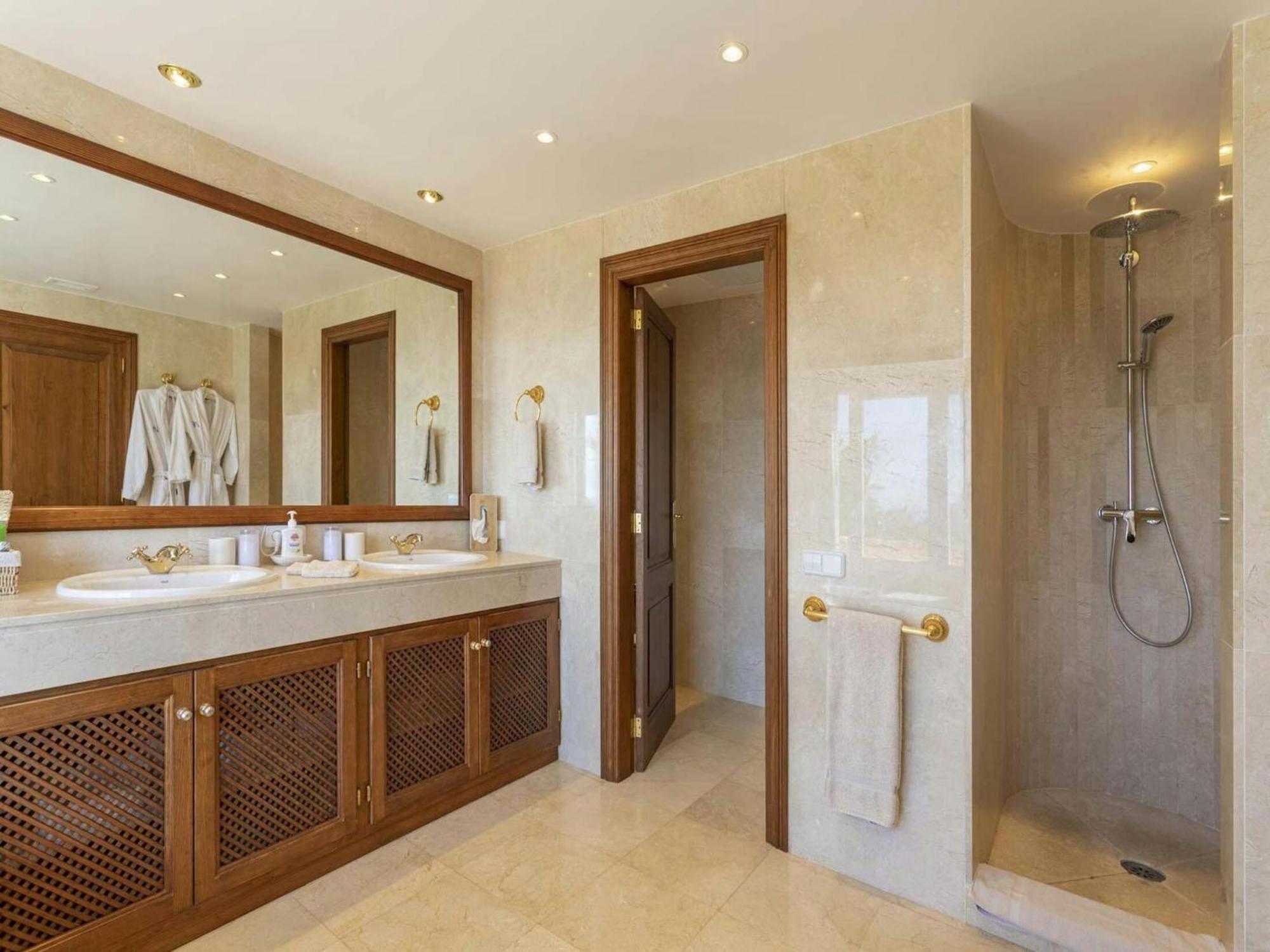 Lavish With Saltwater Pool Villa *