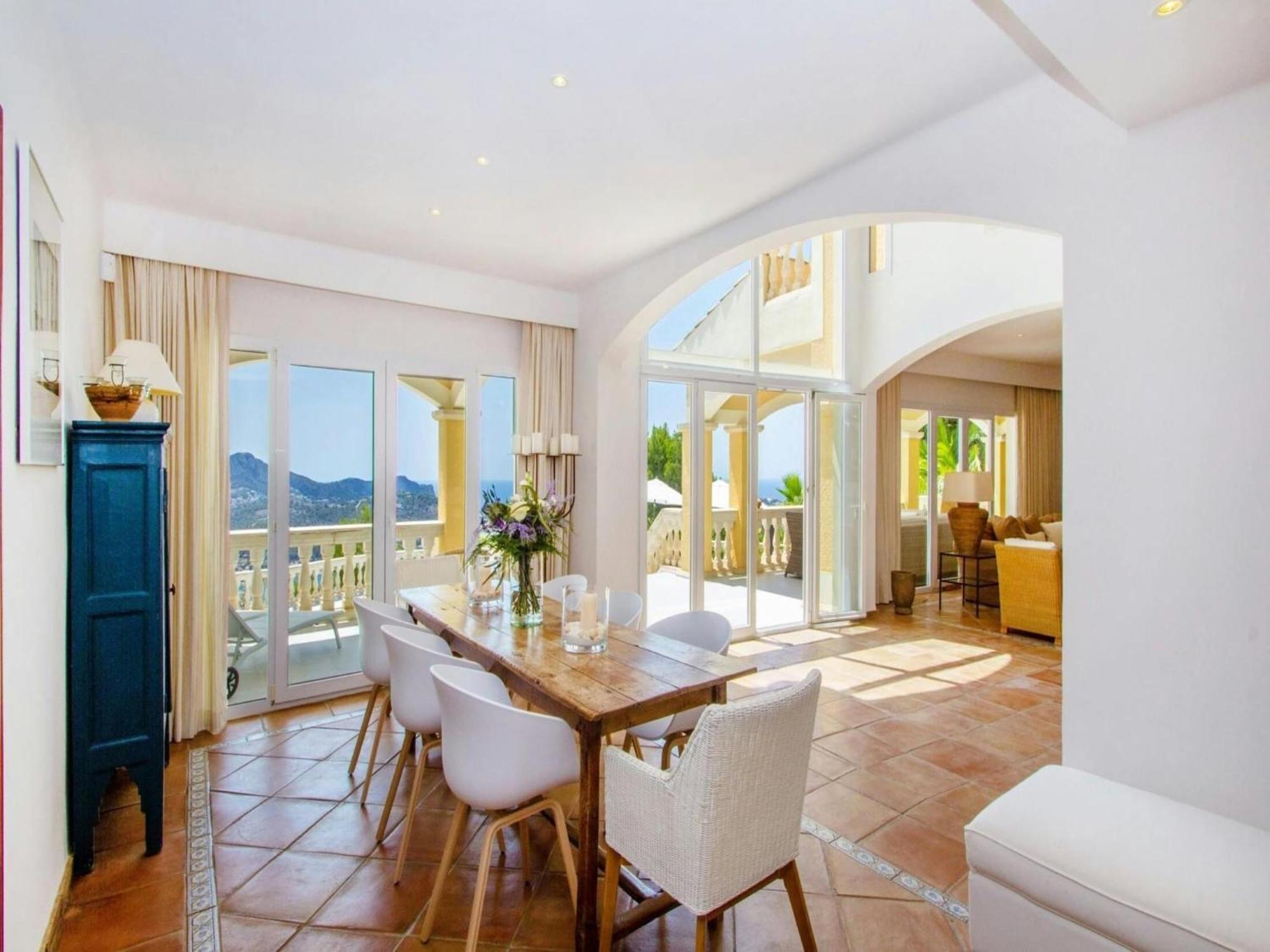 Lavish With Saltwater Pool *