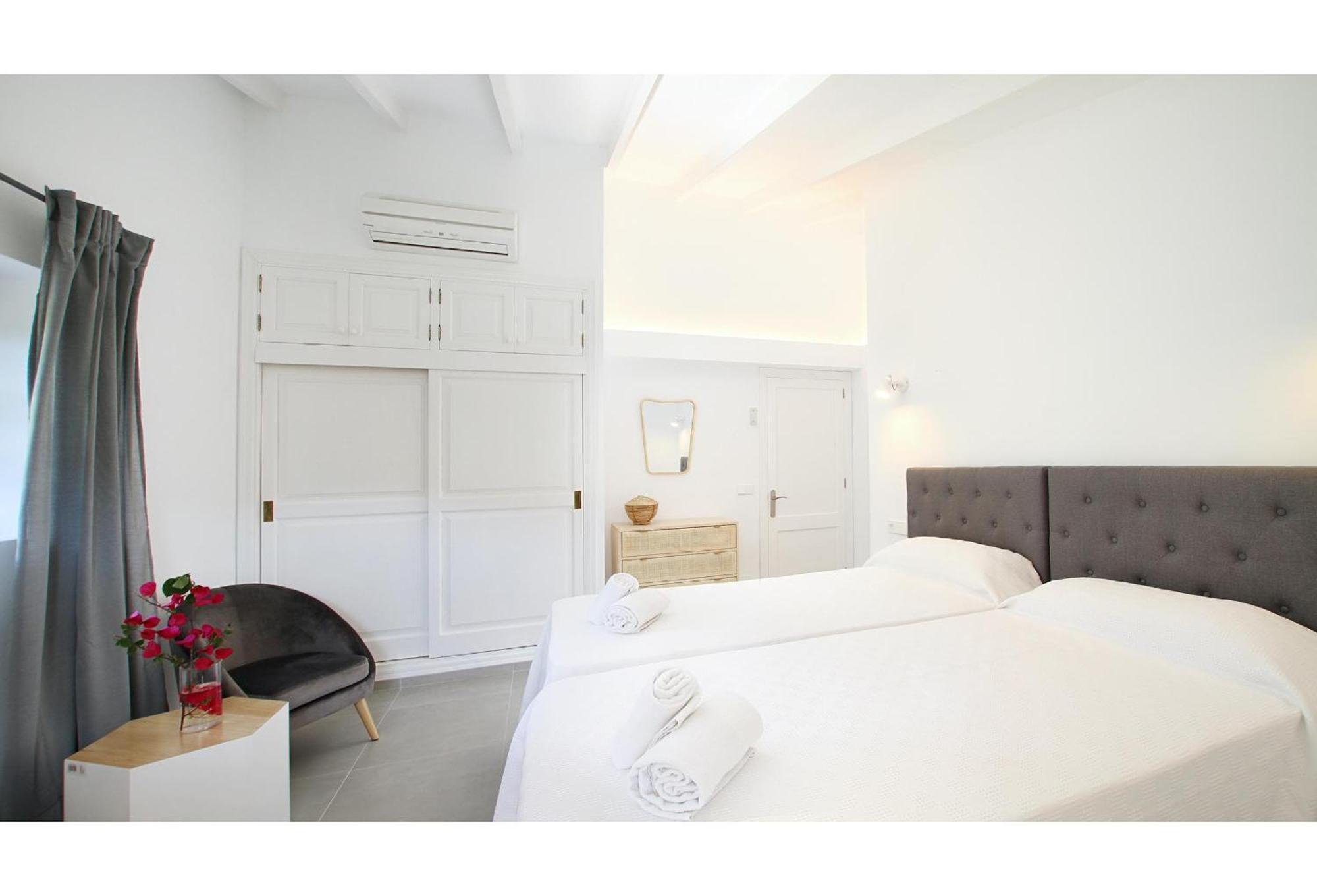 Country Lane Set In Hills Villa *