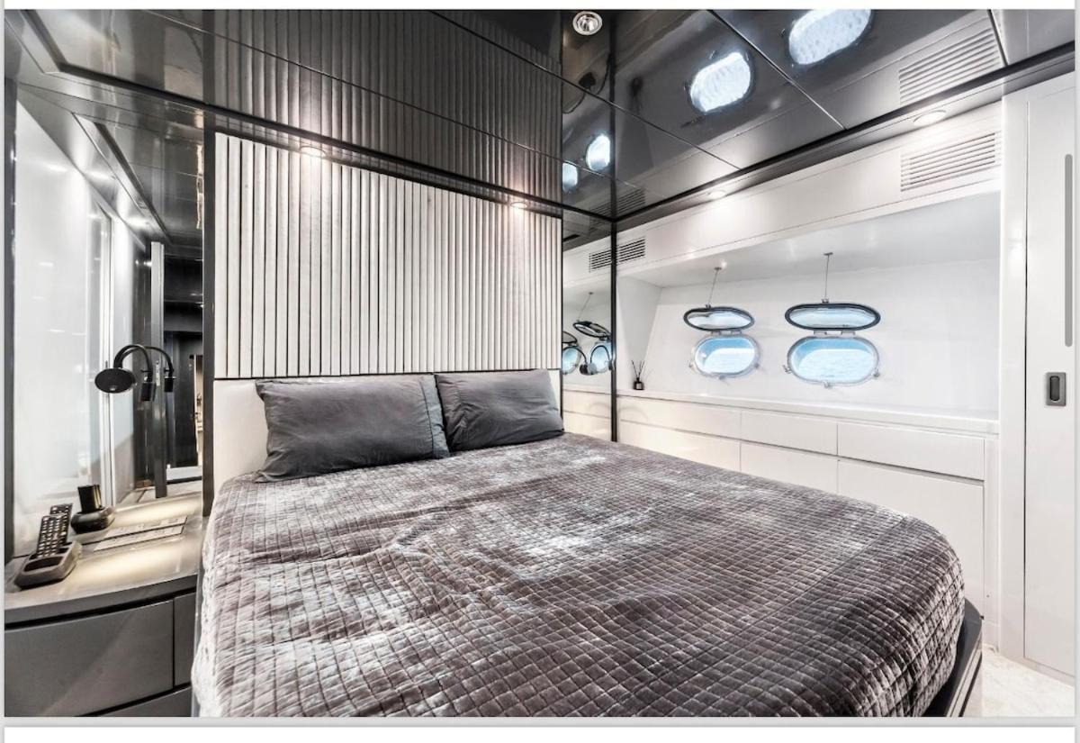Luxury Yacht Sanlorenzo Hotel en barco