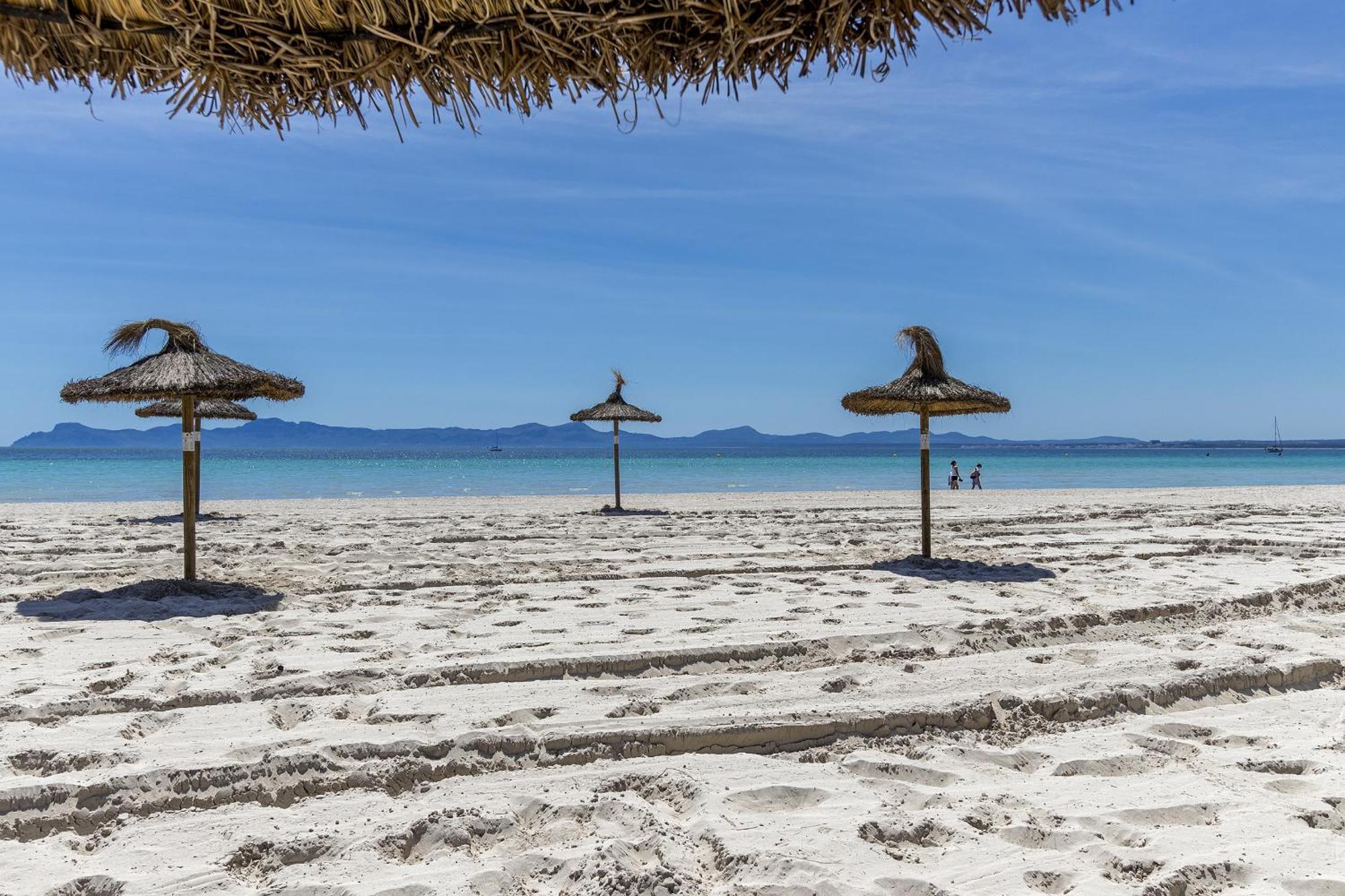 Just 150 M From The Alcudia Apartamento