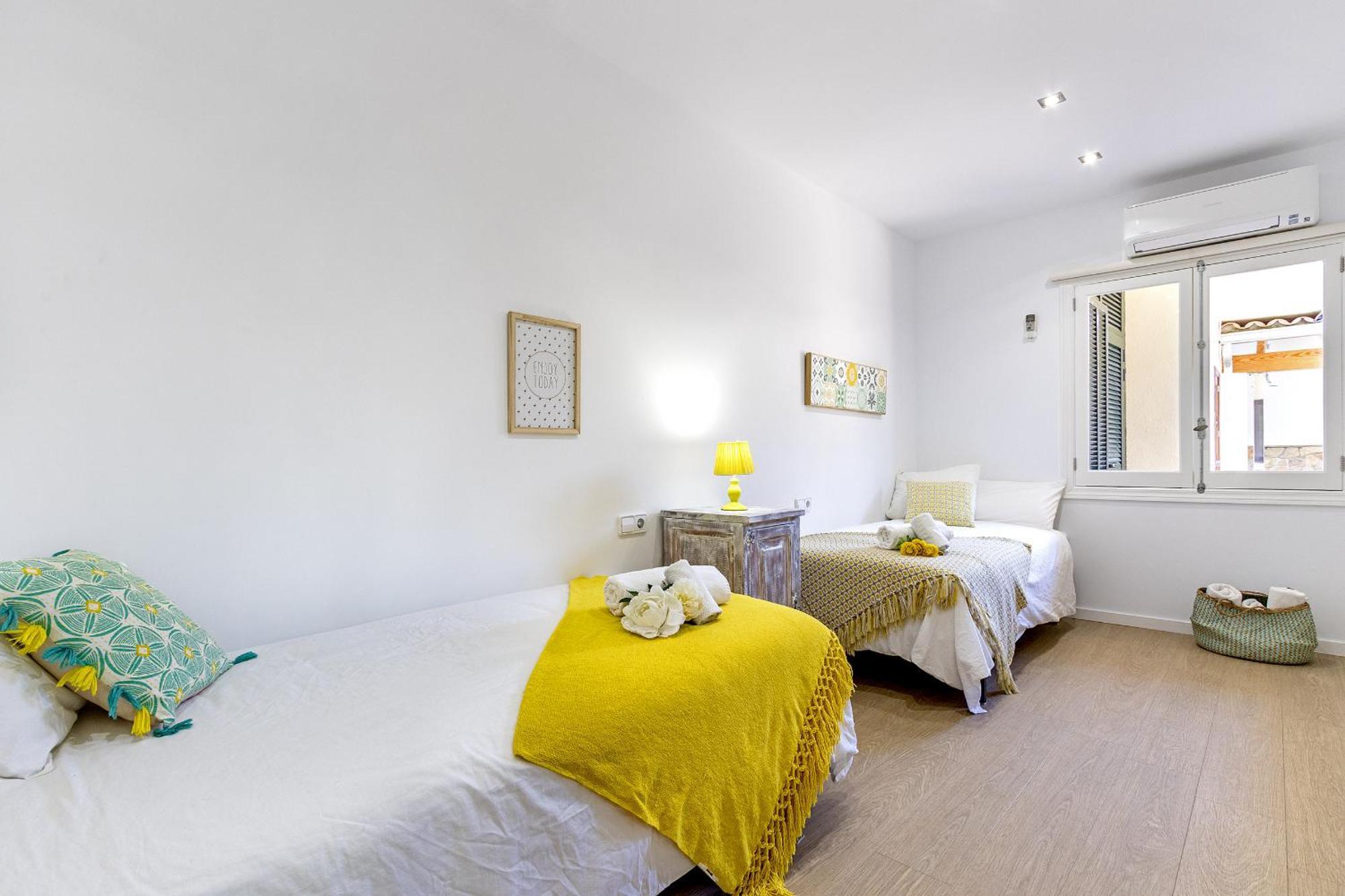 Just 150 M From The Alcudia Apartamento