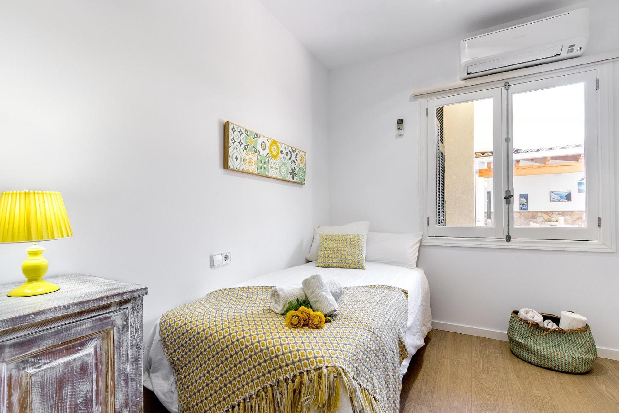 Just 150 M From The Alcudia Apartamento *