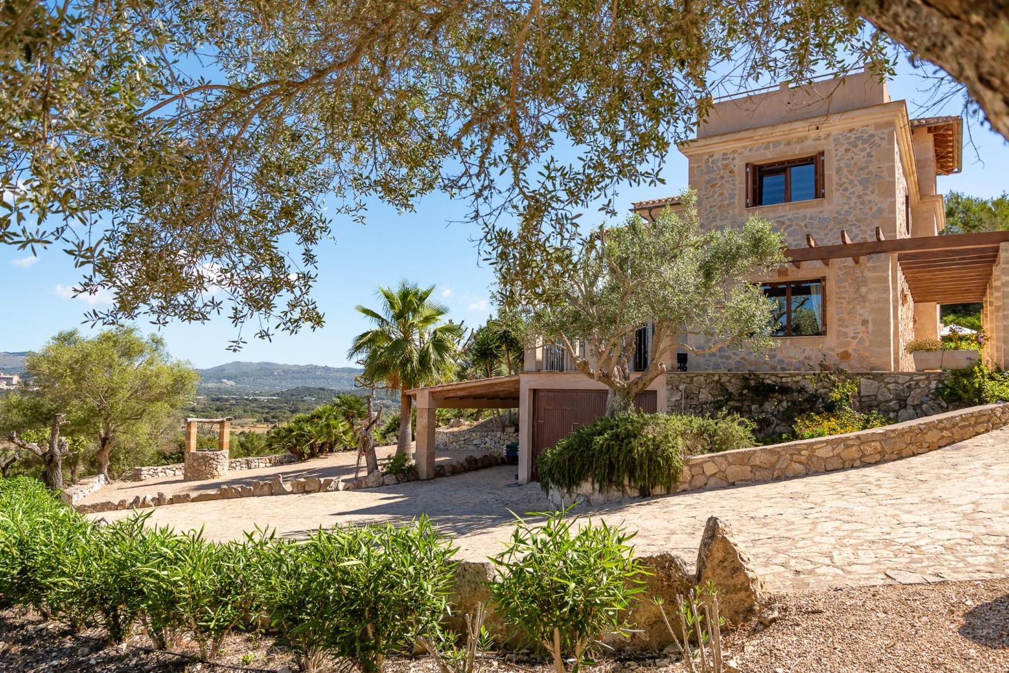 Estrella Villa *