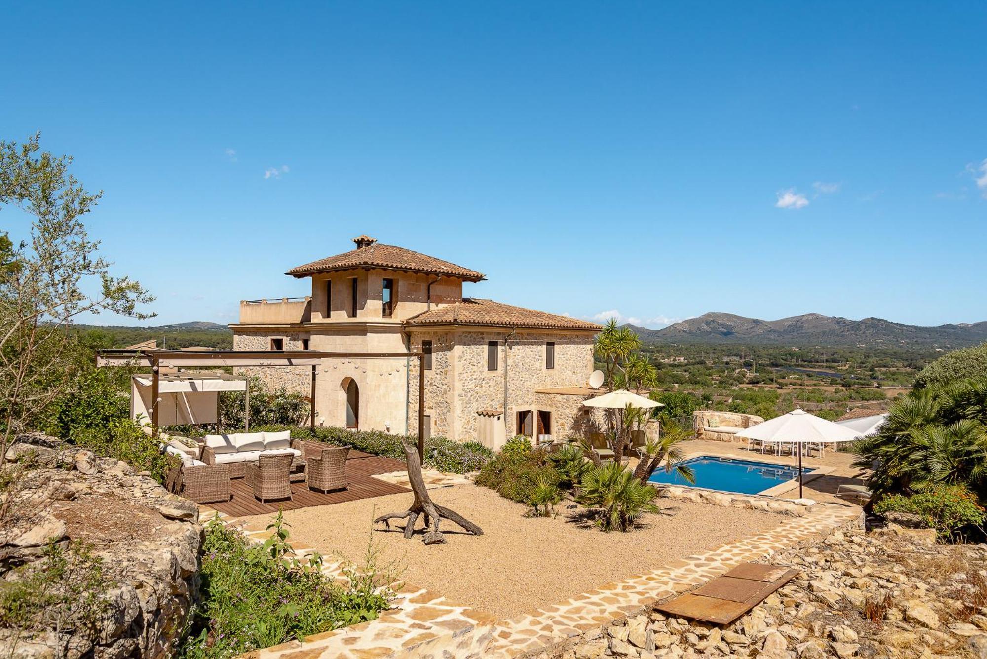 Estrella Villa *