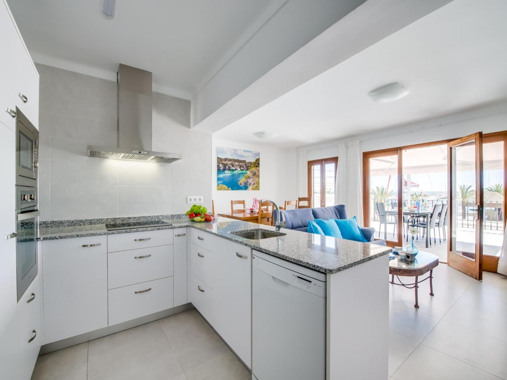 Seafront Apartment, 200m From Apartamento