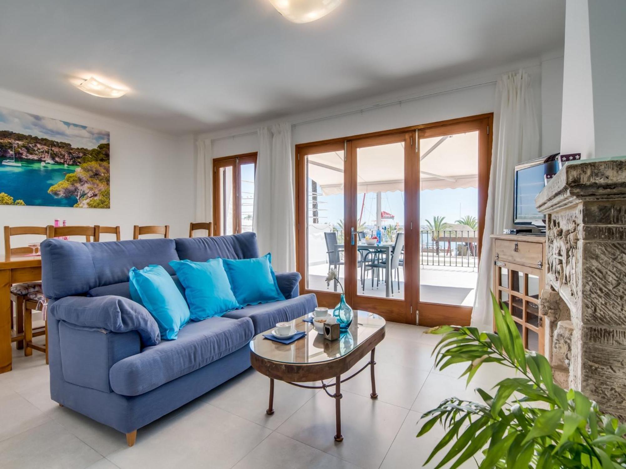 Seafront Apartment, 200m From Apartamento