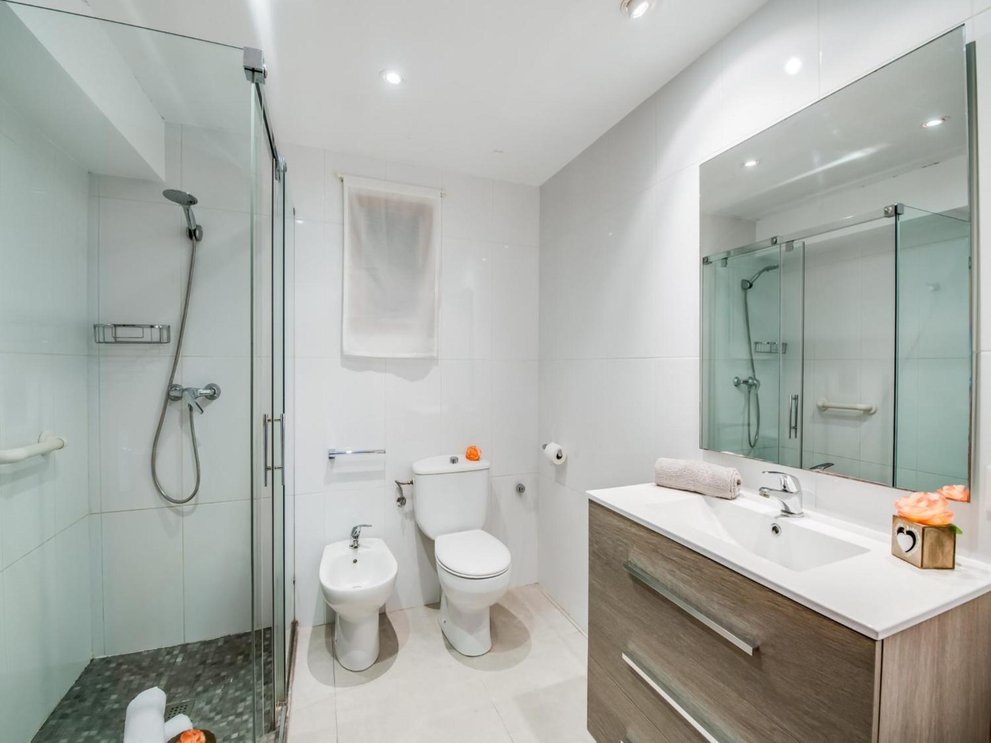 Seafront Apartment, 200m From Apartamento