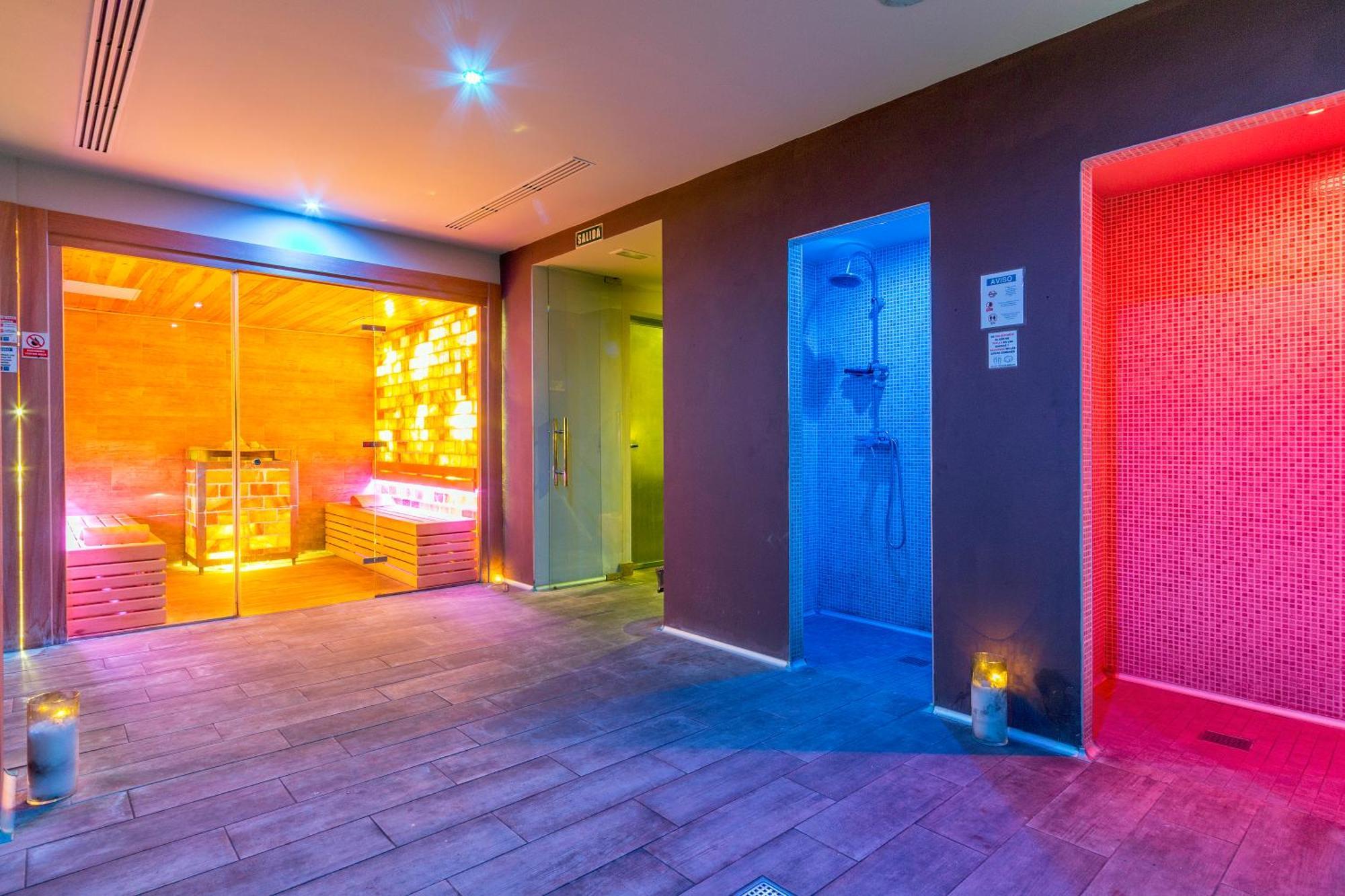 Hotel Nura & 4*