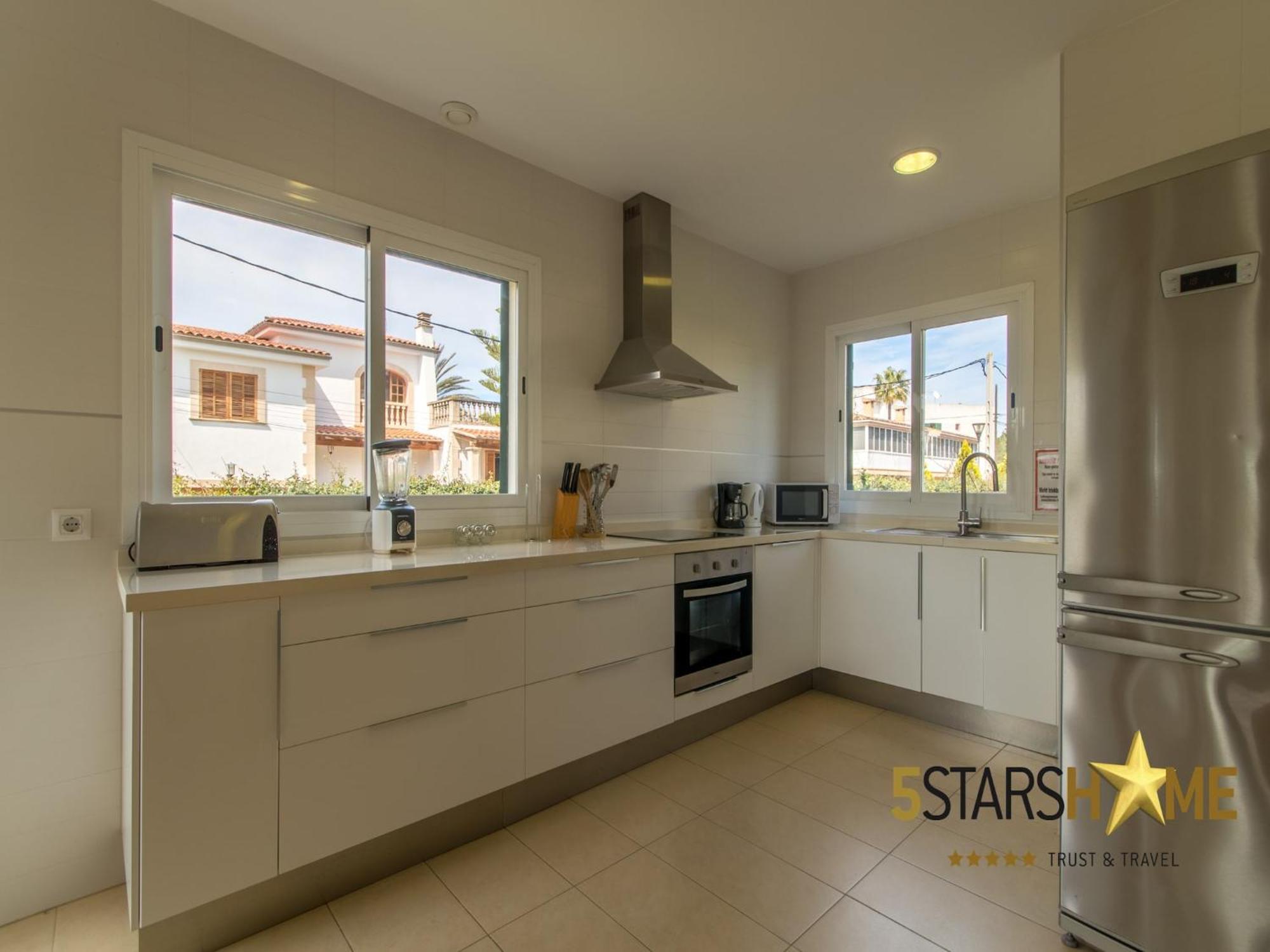 Villa Villa, 200 Meters From *