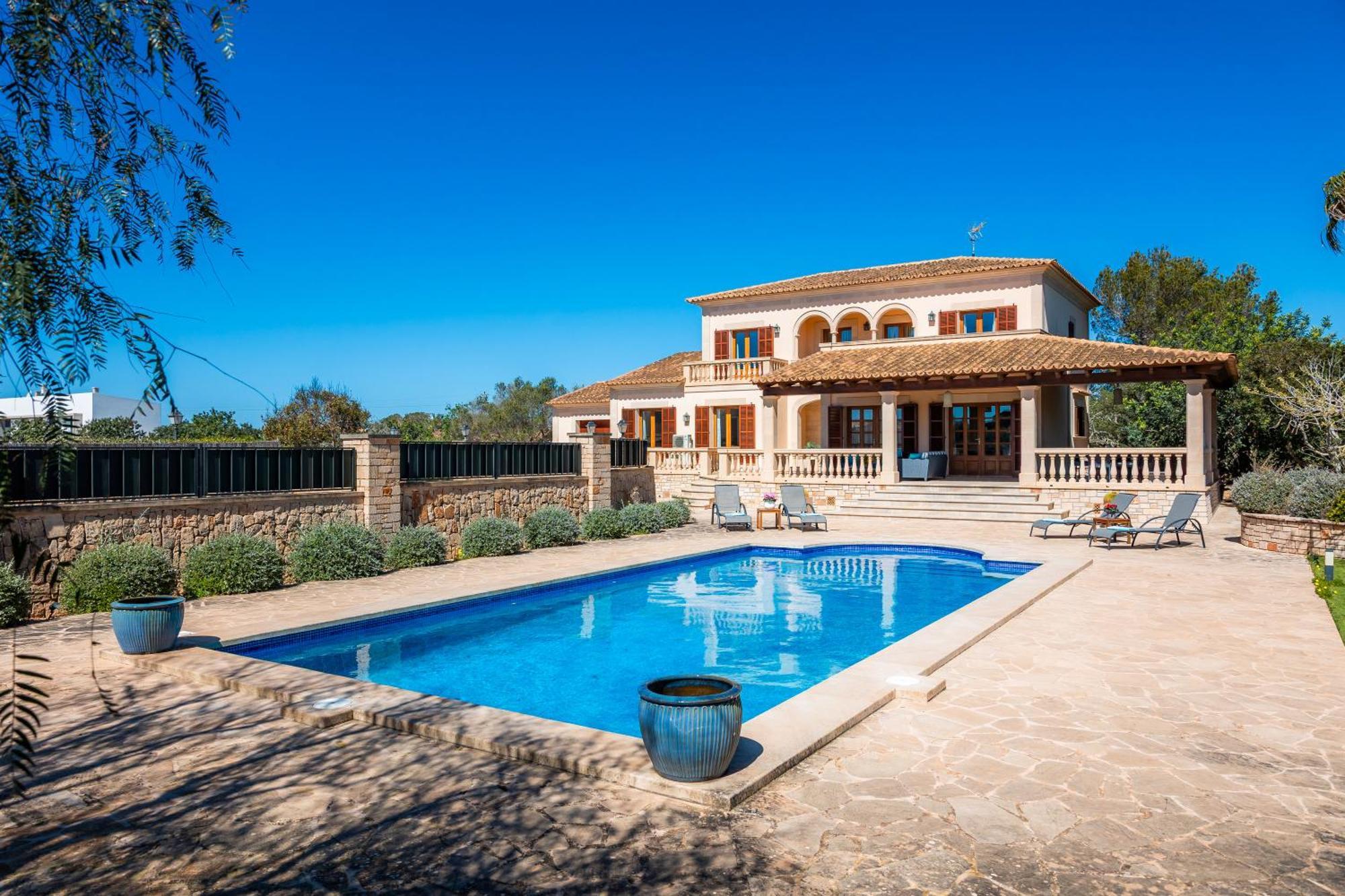 Copinya Blanca Villa