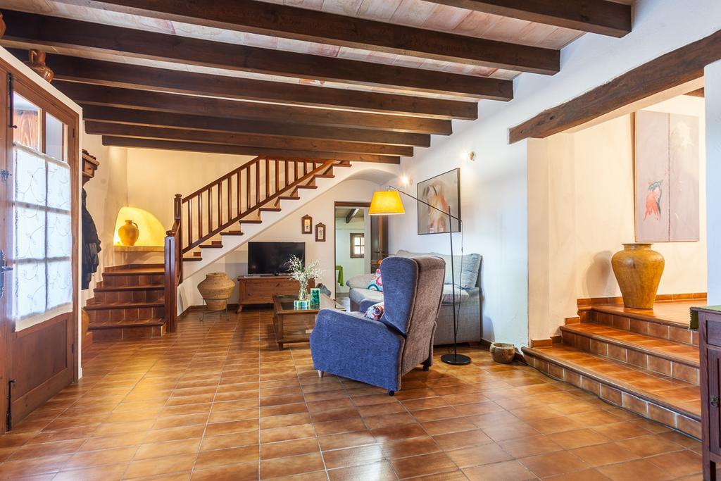 Can Guineu Villa *