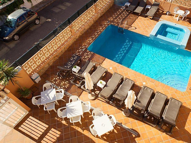 Martinez Apartahotel