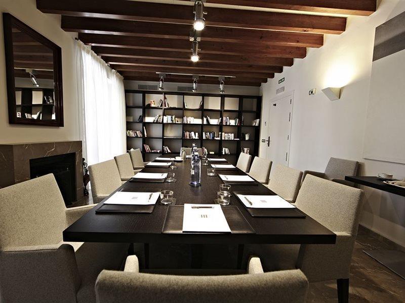 Petit Palace Tres Hotel 4*