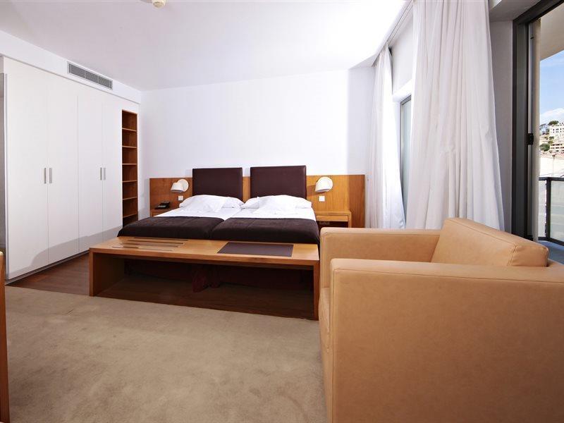 Aimia 4*