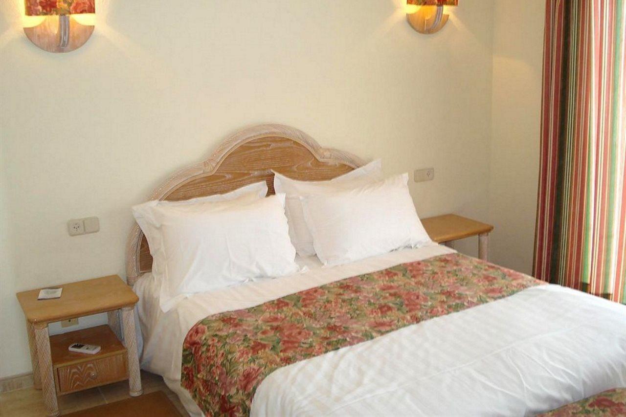 Ona Village Aparthotel 4*