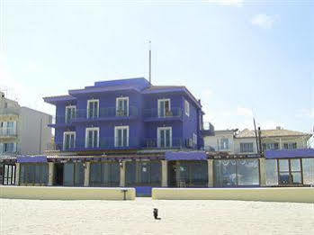 Blue Hotel *
