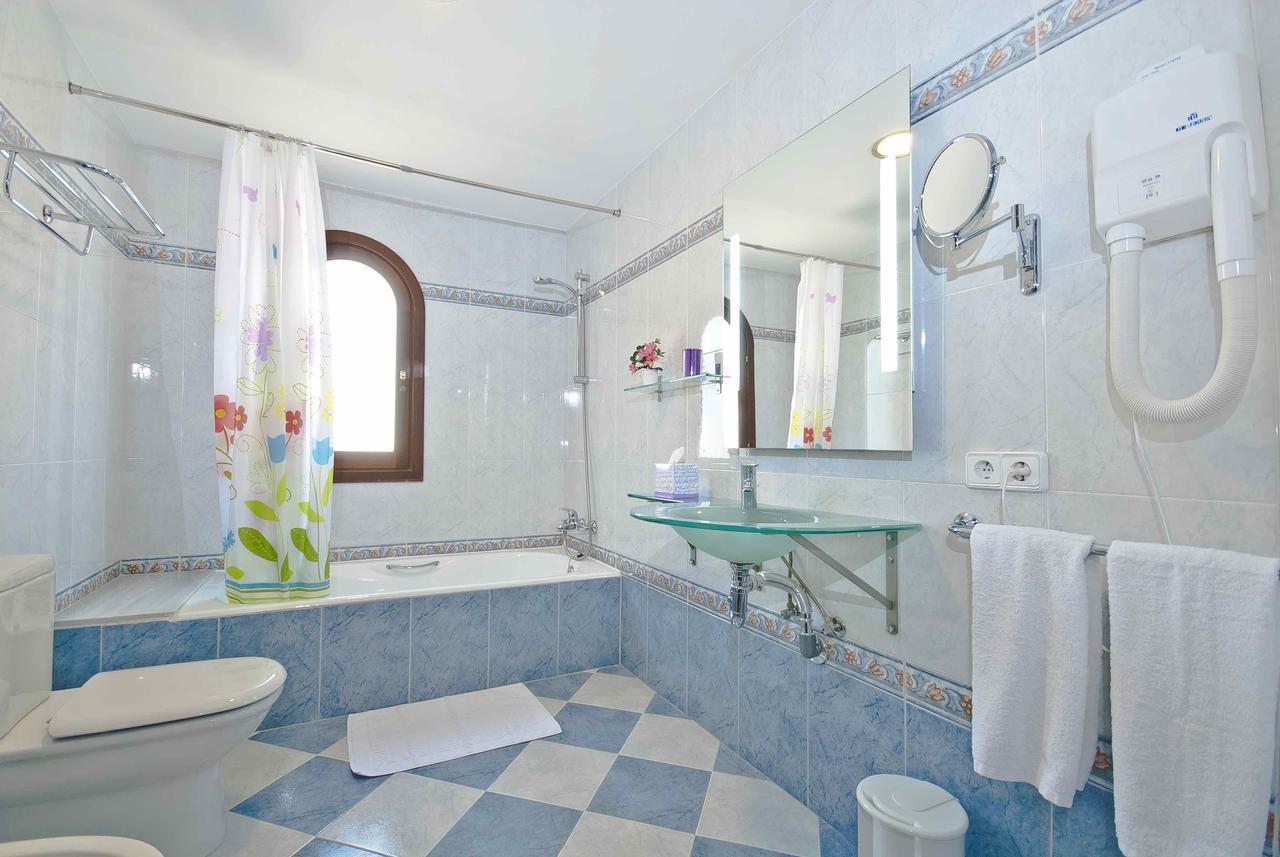 Villa Llac Blau - Mediterranean Styled With Pool