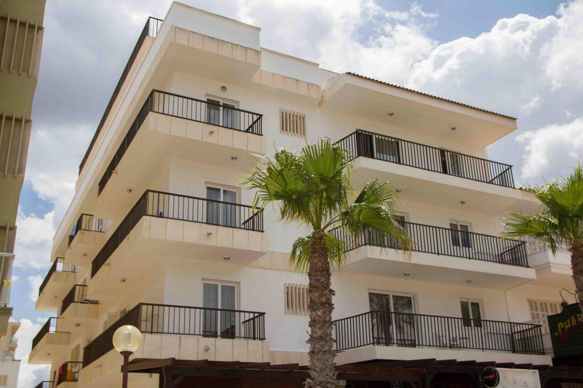 Apts. Charly's Hotel