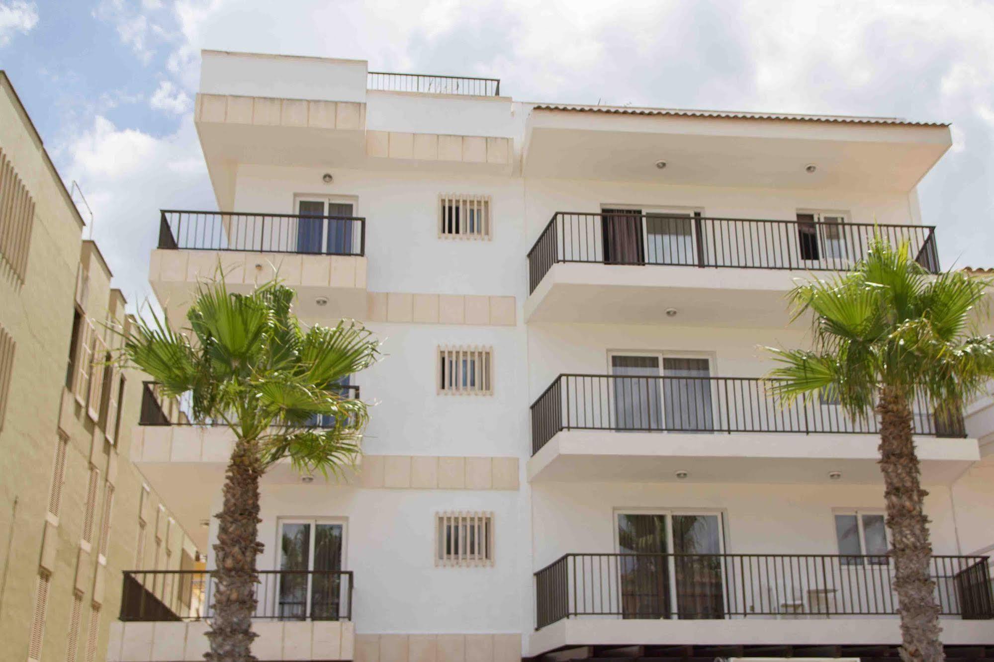 Apts. Charly's Hotel