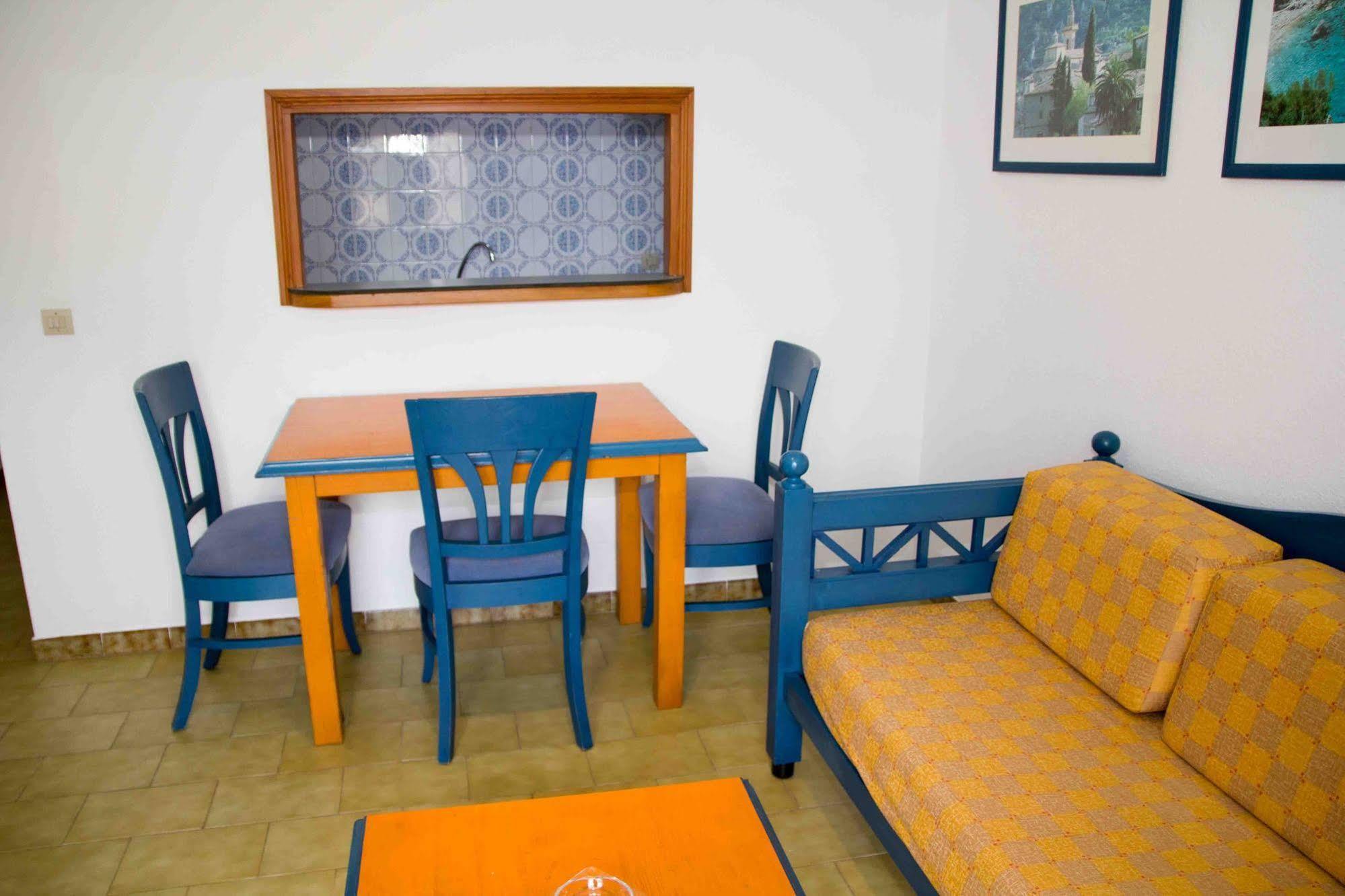 Apts. Charly's Hotel