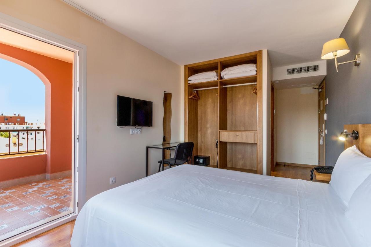 Hotel Nura & 4*
